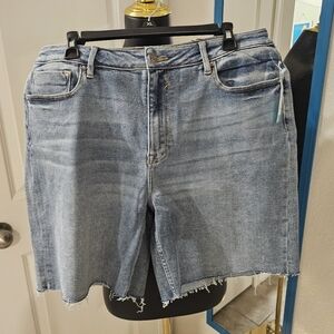 NWT! Women's Vigoss Denim Shorts. Size 14 (32).
